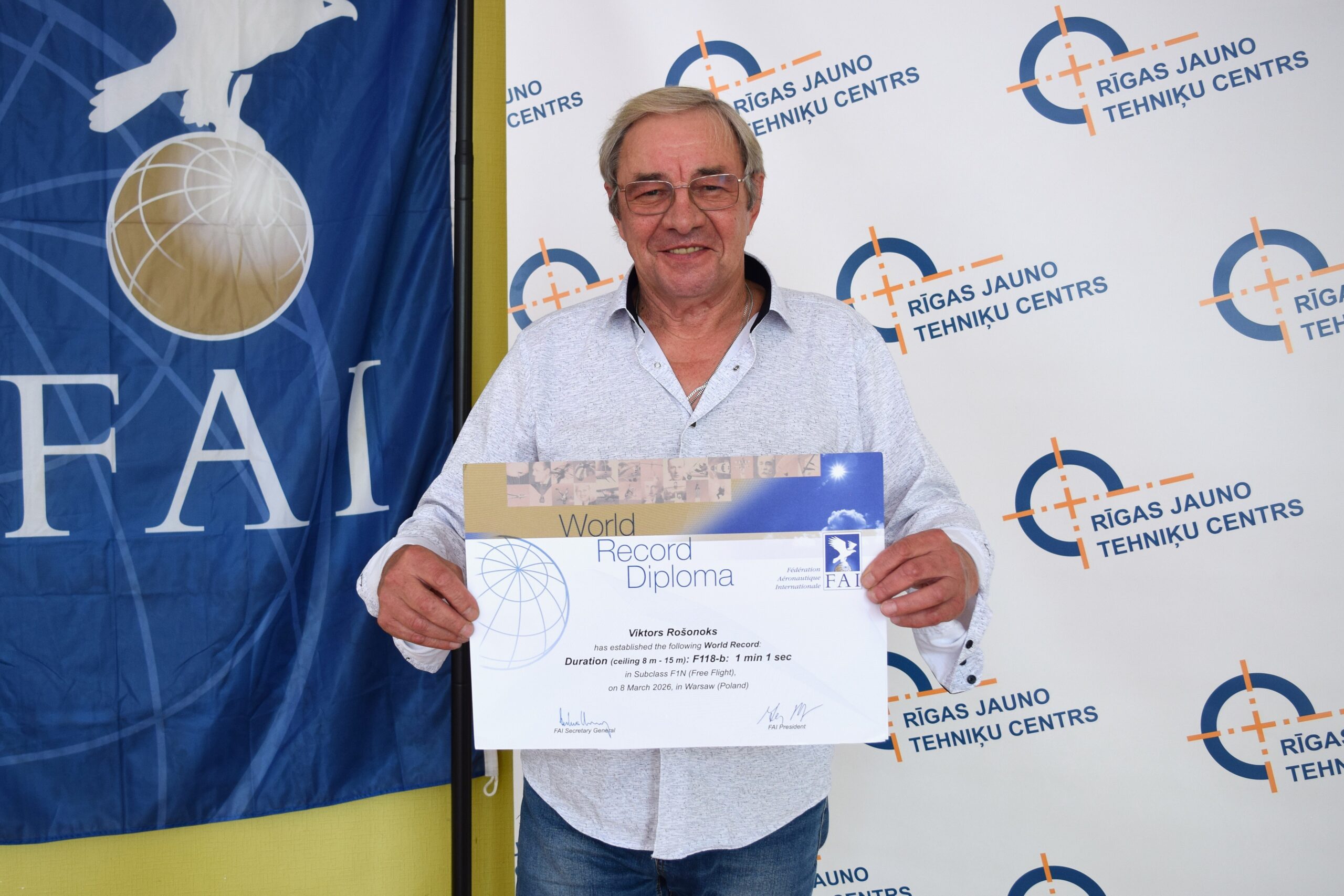 Viktoram Rošonokam pasniegts FAI pasaules rekorda diploms